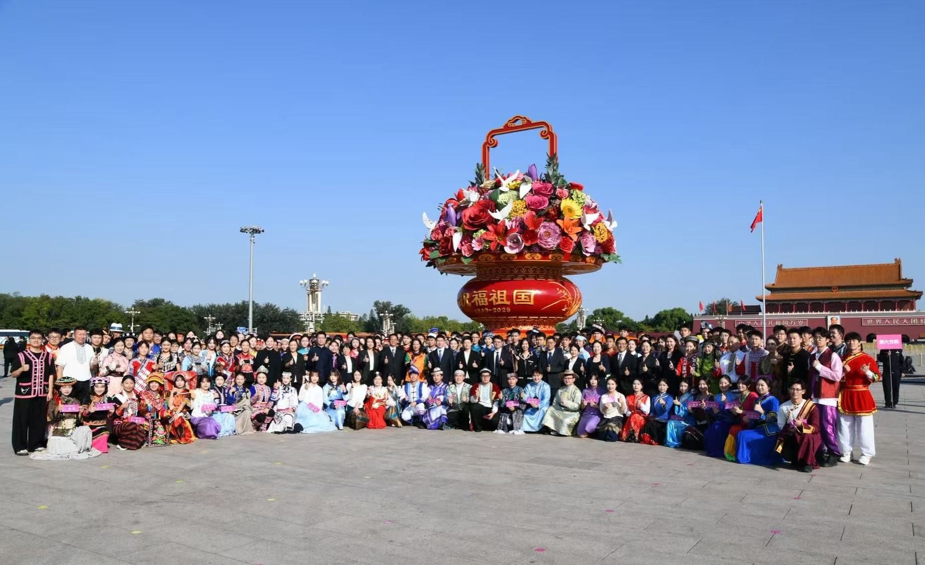 学校169名师生代表参加烈士纪念日向人民英雄敬献花篮仪式