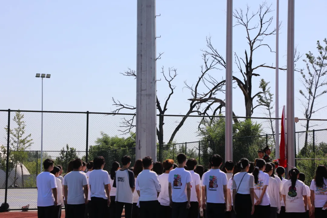 同升一面旗，共上第一课丨外国语学院与西藏曲当镇小学“云端启航・同心筑梦”活动